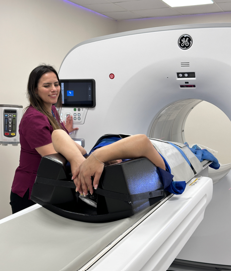 Paciente realizándose un examen PET-CT en Andes Salud Talca, acompañado por profesional de salud.